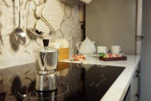 een koffiezetapparaat op een aanrecht in een keuken bij Catanese Proverb's House - Via Giovanni P in Catania