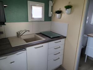 Кухня или мини-кухня в La paillote idyllique
 +41 фотография