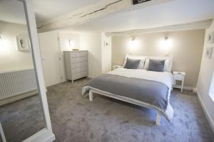 een slaapkamer met een groot bed en een spiegel bij Castle Cottage in Cardigan