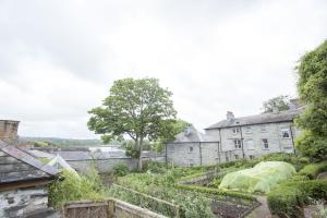 Blick auf den Garten vom Dach eines Hauses in der Unterkunft Castle Cottage in Cardigan