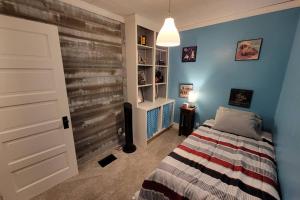 um quarto com uma cama e uma parede de madeira em Rochester Kodak Themed 2 Bedroom Apt With Parking em Rochester