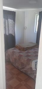un dormitorio con una cama en una habitación en Casa Ruka-Yáquil de Nancagua, completamente amoblada., en Nancagua