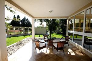 a patio with a table and chairs and a view of a yard at Villa Sutomore in Sutomore