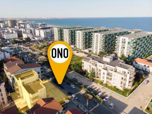 una imagen de una ciudad con un signo de oneo amarillo en Ono Aparthotel, en Mamaia Nord – Năvodari
