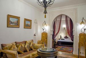 un soggiorno con divano e letto di Riad Esmeralda a Marrakech