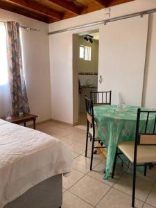 a room with a table and chairs and a kitchen at Lindo depto en inmejorable ubicación in Caldera