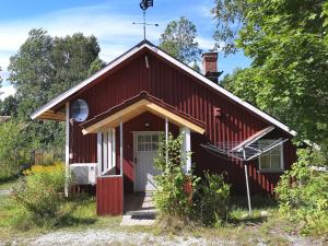 a red cottage with a white door and a porch at Viken - Cottage by Dalslands Canal in Dals Långed
