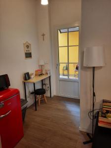 Zimmer mit einem Schreibtisch und einem Kreuz am Fenster in der Unterkunft Ca' Rosone in Imola