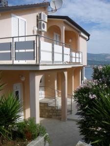 Großes Haus mit Balkon und Blick auf das Wasser in der Unterkunft Apartments Jelica in Trogir