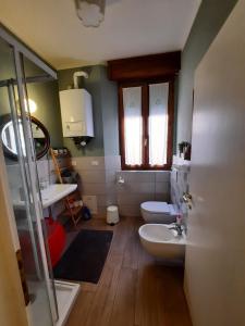 uma casa de banho com 2 WC e um lavatório em Ca' Rosone em Imola