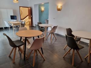 TV a/nebo společenská místnost v ubytování Compass House