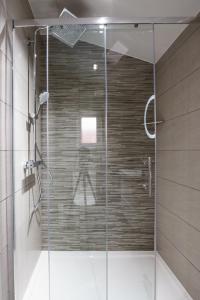 eine Dusche mit Glastür im Bad in der Unterkunft Modern 2 bed flat near Wembley Stadium in London