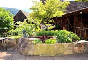 Zahrada ubytování Oberbauernhof - Wohnung "Am Garten" -- Moderne FeWo im schönen Schwarzwaldhaus