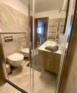 e bagno con doccia, servizi igienici e lavandino. di Sunrise apartament a Monterosso al Mare