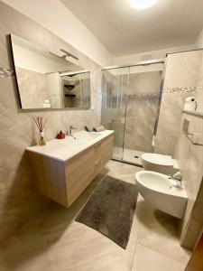 W łazience znajduje się umywalka, toaleta i lustro. w obiekcie Sunrise apartament w mieście Monterosso al Mare