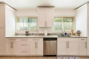 Photo de la galerie de l'établissement NEW! Dock Canal Family Home w/Pool & Gulf Access!, à North Fort Myers