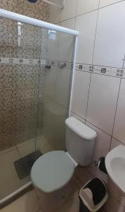 uma casa de banho com um WC, um chuveiro e um lavatório. em Hospedagem Recanto do Lago em Angra dos Reis