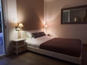 a bedroom with a large bed and a mirror at 15min de la Cité de Carcassonne dans petit village, chambre au calme, petit-déjeuner et jacuzzi en supplément in Carcassonne +14 photos