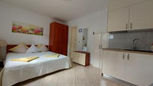Postel nebo postele na pokoji v ubytování Apartments Jelica