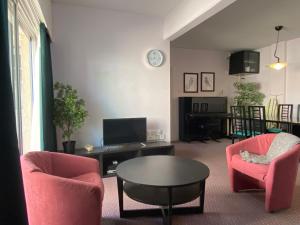 リマソールにあるprivate room in a shared flat at best locationのリビングルーム(椅子2脚、テーブル付)