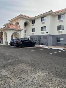 Holiday Inn Express & Suites Phoenix - Mesa West, an IHG Hotel في ميسا: موقف سيارة امام مبنى