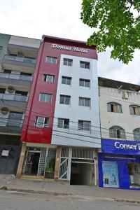 a building with the words dominoes house on it at Domus Hotel Veneza Ipatinga in Ipatinga