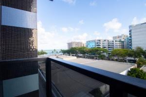 - une vue depuis le balcon d'un immeuble avec un court de tennis dans l'établissement Apartamento com Varanda e Vista Temporada MME, à Maceió