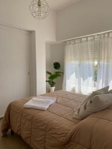 1 dormitorio con 1 cama grande y ventana en Segundo C en Suipacha