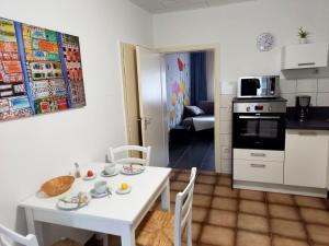 Кухня или мини-кухня в Ferienwohnung Uni Koblenz
