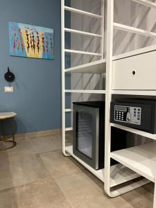 a kitchen with a microwave oven in a cabinet at Avio Suite in Naples