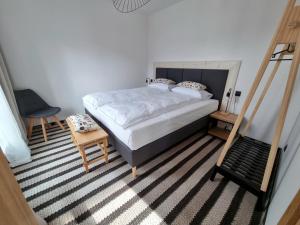 sypialnia z dużym łóżkiem i drabiną w obiekcie Apartamenty Nowa Osada - by VillaOlimpijska2 w Wiśle