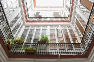 una vista aérea de un edificio con plantas en un balcón en Apartamento Descalzos, en Sevilla