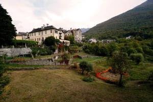 eine kleine Stadt in einem Tal mit einem Berg in der Unterkunft CASA DEL CECCO in Trontano