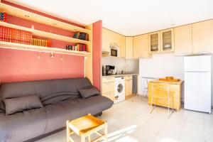 uma sala de estar com um sofá e uma cozinha em Villa Appartement Garden Seaside 2 rooms 5 persons em Agay - Saint-Raphaël