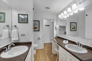 baño con 2 lavabos y espejo grande en Unplugged, en Gulf Shores