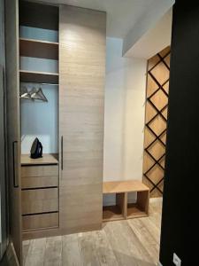 ワルシャワにあるSmart Apartment Ogrodowaの木製のドア付きのクローゼットが備わる客室です。