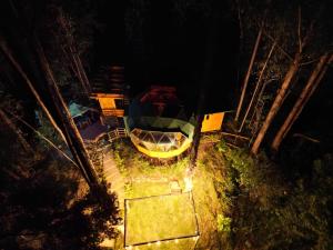 una vista aérea de una casa con piscina por la noche en Libélula Glamping con jacuzzi en Duitama