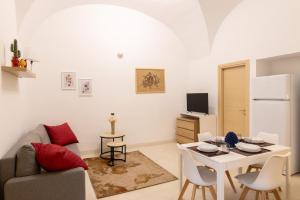 sala de estar con sofá y mesa en Cortile Bellini, en Catania