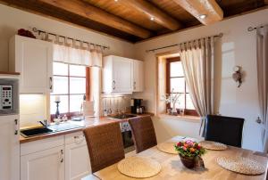 Kuchyň nebo kuchyňský kout v ubytování Chalet zum Salamander