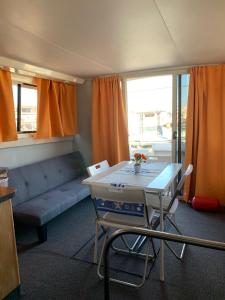 ein Wohnzimmer mit einem Tisch und einem Sofa in der Unterkunft Giorgia House Boat in Palermo