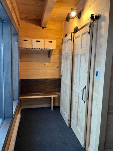 una sauna con banco en una cabaña de madera en Vébron 1, en L'Anse-Saint-Jean