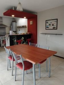 una mesa de madera y sillas en la cocina en La Casa de Vero en Acantilados, en Mar del Plata