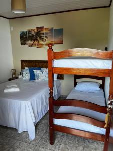 een slaapkamer met 2 stapelbedden in een kamer bij Luar de Araçatiba Suítes in Praia de Araçatiba