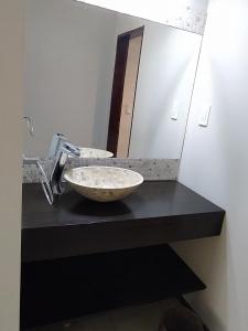 y baño con lavabo y espejo. en La Casa de Vero en Acantilados en Mar del Plata