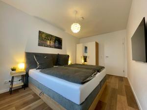 una camera da letto con un letto grande in una stanza di Moderne Wohnung mit Sauna nahe Burg im Spreewald a Vetschau