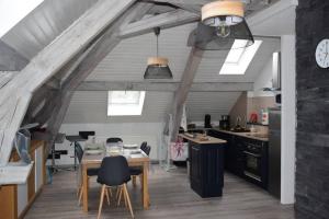 Televízia a/alebo spoločenská miestnosť v ubytovaní Loft avec jardin
