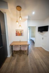 ローマにあるAngelico Luxury Houseのダイニングルーム(木製テーブル付)