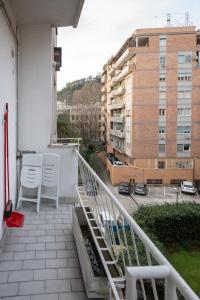 ローマにあるAngelico Luxury Houseのバルコニー(白い椅子2脚付)