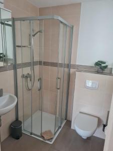 A bathroom at Mosel-Auszeit
