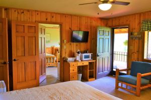 um quarto com uma cama e uma secretária com um micro-ondas em Twin Peaks Guest Ranch em Salmon